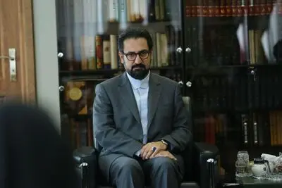 تندیس‌هایی که حس شرمساری را برمی‌انگیزند! / نقد معاون هنری به ساخت تندیس‌های نازیبا از سردار سلیمانی