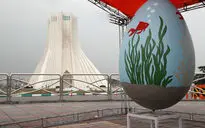 کارگاه آماده‌سازی تخم‌مرغ‌های نوروزی در میدان آزادی
