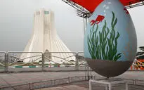 کارگاه آماده‌سازی تخم‌مرغ‌های نوروزی در میدان آزادی