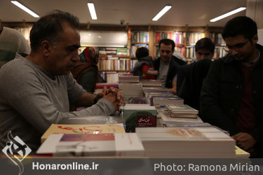 کتابگردی اهالی فرهنگ و هنر در نشر چشمه