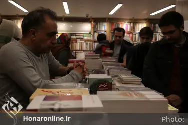 کتابگردی اهالی فرهنگ و هنر در نشر چشمه