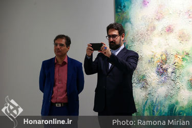 بازدید سیدمحمد مجتبی حسینی از نمایشگاه نقاشی‌های حبیب‌اله صادقی در گالری ساربان