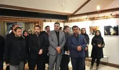 تماشای نقاشی و پوسترهای عاشورایی با نوای مداحی و چهارپایه‌خوانی