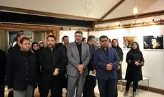 تماشای نقاشی و پوسترهای عاشورایی با نوای مداحی و چهارپایه‌خوانی