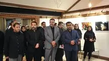 تماشای نقاشی و پوسترهای عاشورایی با نوای مداحی و چهارپایه‌خوانی