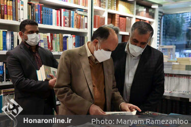 کتابگردی سرپرست معاونت امور هنری در هفته کتاب
