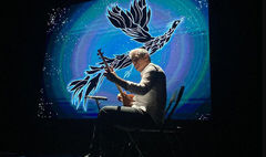 آریا عظیمی‌نژاد، «عشق در گذر دوران» را در پاریس روی صحنه برد