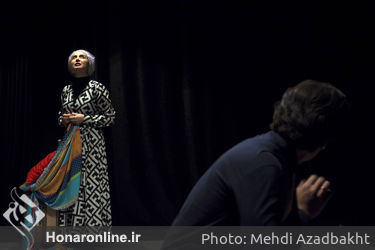 نمایش "مثل خاراندن یک زخم پس از خوب شدن" در عمارت نوفل‌لوشاتو