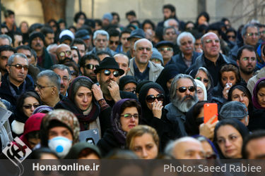 تشییع پیکر دنیا فنی زاده‎ از مقابل خانه سینما
