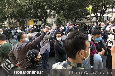 هواداران استاد شجریان مقابل بیمارستان جم پس از شنیدن خبر درگذشت او