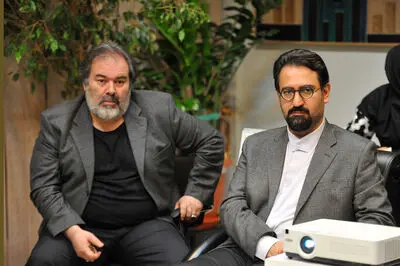حسینی: در هنرهای تجسمی "مخاطب" باید مورد توجه قرار گیرد / بازدید معاون امور هنری وزارت ارشاد از دبیرخانه دهمین جشنواره تجسمی فجر