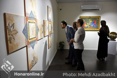 بازدید سید مجتبی حسینی از نمایشگاه "خانم و آقای هنرمند" 