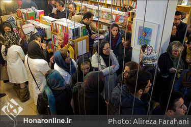رونمایی و جشن امضا کتاب "خانه ای با شیروانی قرمز" در نشر ثالث