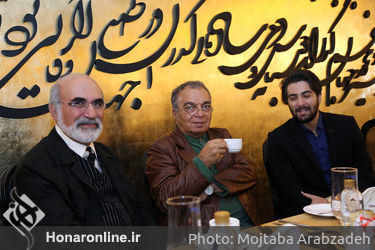 فرش فیروزه ای نمایش"مرد بالشی" در مرکز خرید تندیس