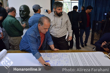 گردهمایی اهالی موسیقی در اعتراض به لغو کنسرت ها در ساختمان خانه موسیقی