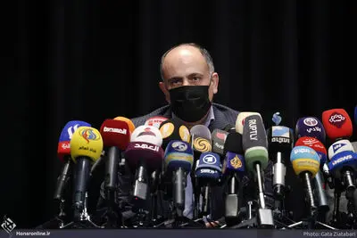 Nezami must  be depicted with his original Iranian identity: official
