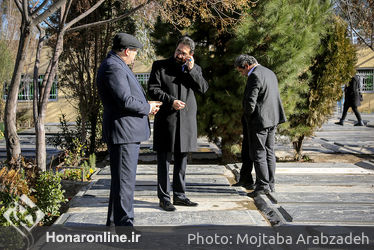 گل‌باران قطعه هنرمندان توسط وزیر ارشاد و معاون هنری وزارت ارشاد