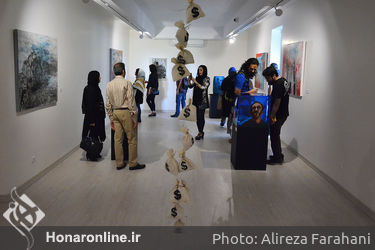 نقاشی چیدمان‌های سحر سیدنژاد با عنوان "شبحی بر جهان سایه افکنده است" در گالری دید 