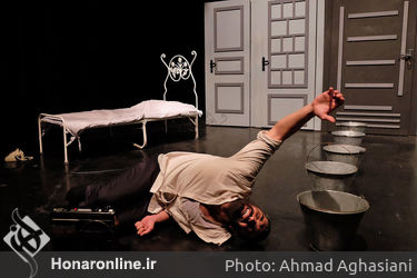 نمایش "خانه نم زده" در تماشاخانه نوفل‌لوشاتو