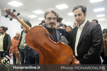 بازدید حسین علیزاده از نمایشگاه سازخانه
