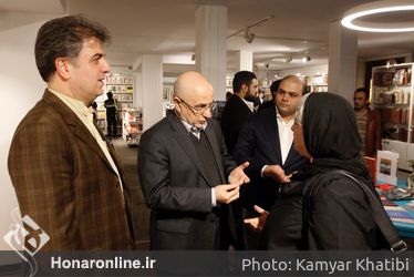 كتابگردي اهالي فرهنگ و هنر در شهركتاب فرشته