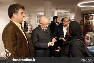 كتابگردي اهالي فرهنگ و هنر در شهركتاب فرشته