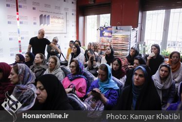 رونمايي از كتاب ليلي گلستان در شهر كتاب دانشگاه