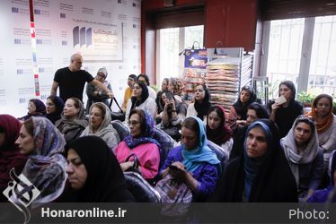 رونمايي از كتاب ليلي گلستان در شهر كتاب دانشگاه