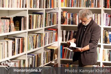 كتابگردي اهالي فرهنگ و هنر در شهركتاب فرشته