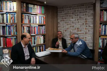 کتابگردی اهالی فرهنگ و هنر در نشر چشمه