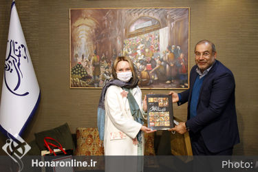بازدید یاروسلاوا رومانووا از دوازهمین نمایشگاه نگاره‌های چوبی هیما در فرهنگسرای نیاوران