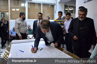 گردهمایی اهالی موسیقی در اعتراض به لغو کنسرت ها در ساختمان خانه موسیقی