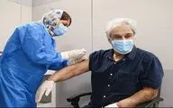 عکس | واکسن زدن بازیگر سرشناس با چشم خندان