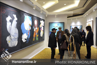 بازدید هنرمندان از آثار دهمین حراج تهران