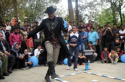 فاتح بادپروا: تئاتر خیابانی گامی برای توسعه جهانگردی و فرهنگی در کردستان است