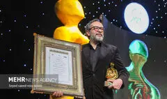 کارن همایونفر چهره سال هنر انقلاب شد؛جایزه هنرگردان در دستان مهدی کلهر