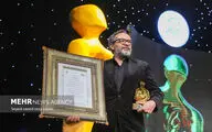 کارن همایونفر چهره سال هنر انقلاب شد؛جایزه هنرگردان در دستان مهدی کلهر