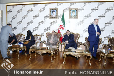 استقبال از پیکر  امیر هوشنگ ابتهاج با جمعی از بزرگان و اهالی فرهنگ و هنر در فرودگاه امام خمینی 