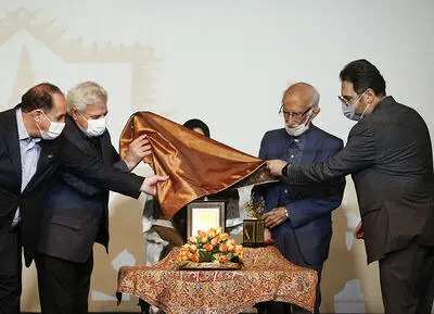 Plaque of Iran’s Living Human Treasure handed to calligrapher Amirkhani 