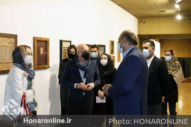 بازدید یاروسلاوا رومانووا از دوازهمین نمایشگاه نگاره‌های چوبی هیما در فرهنگسرای نیاوران