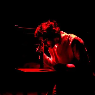 دو زبان و دو فرهنگ با یک شخصیت/ اجرایی فراتر از مرزهای فرهنگی