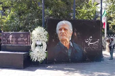 بدرقه پیکر زنده‌یاد «احمد پژمان» در مقابل تالار وحدت