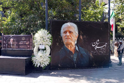 بدرقه پیکر زنده‌یاد «احمد پژمان» در مقابل تالار وحدت