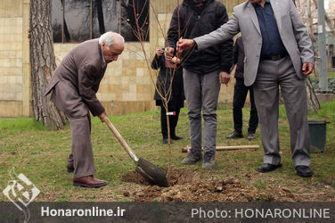 کاشت نهال توسط هنرمندان در فرهنگسرای نیاوران