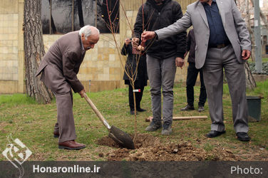 کاشت نهال توسط هنرمندان در فرهنگسرای نیاوران