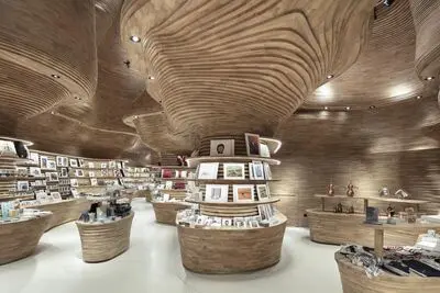 فروشگاهی از جنس غار و صخره‌های چوبی/ طرح خلاقانه معماران در قطر
