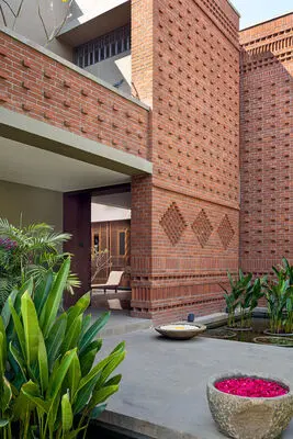 معماری خلاقانه خانه آجری با استفاده از مصالح بومی در هندوستان