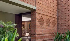 معماری خلاقانه خانه آجری با استفاده از مصالح بومی در هندوستان