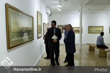 بازدید سید مجتبی حسینی از نمایشگاه آثار محمد ناصری پور