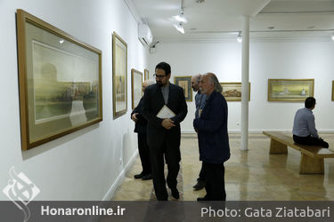بازدید سید مجتبی حسینی از نمایشگاه آثار محمد ناصری پور
